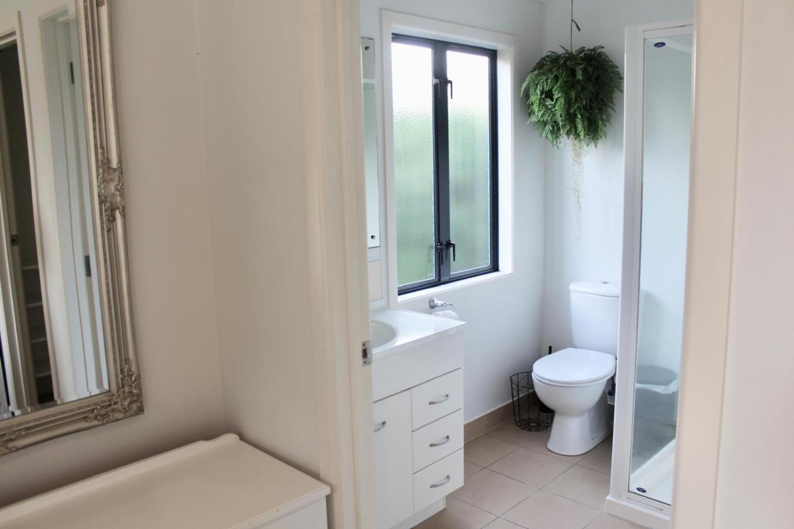 5-Min Walk To Village - Havelock North Holiday Home With Spa Pool Ngoại thất bức ảnh