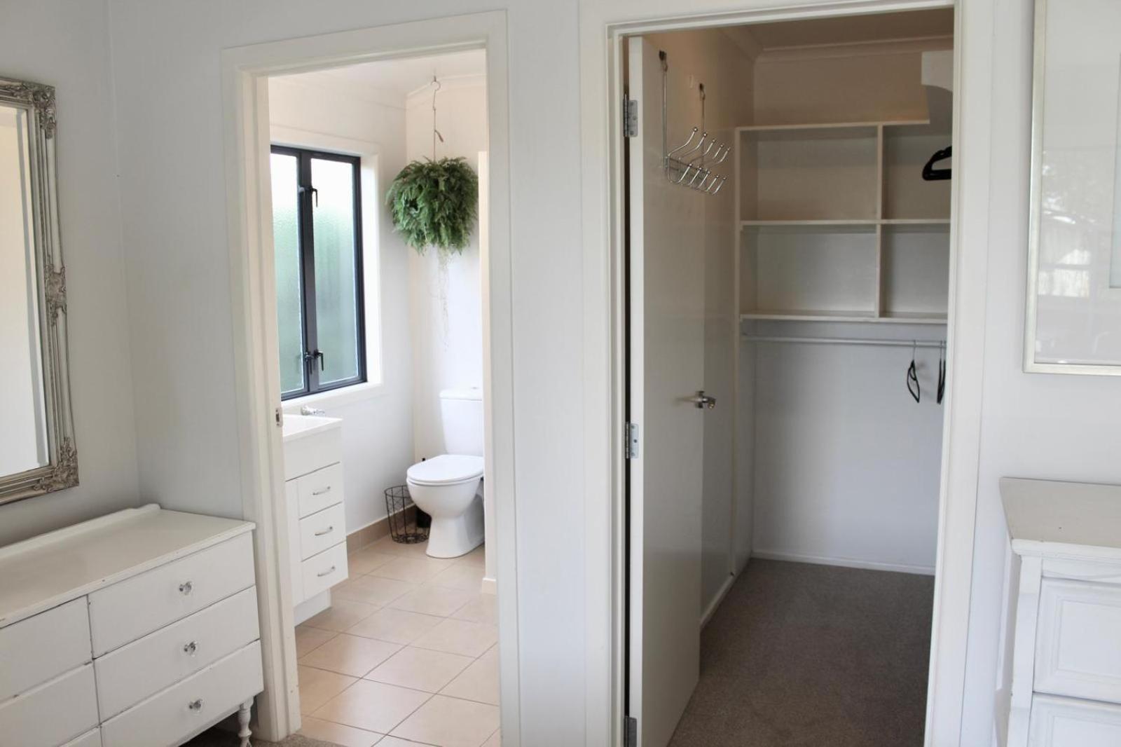 5-Min Walk To Village - Havelock North Holiday Home With Spa Pool Ngoại thất bức ảnh