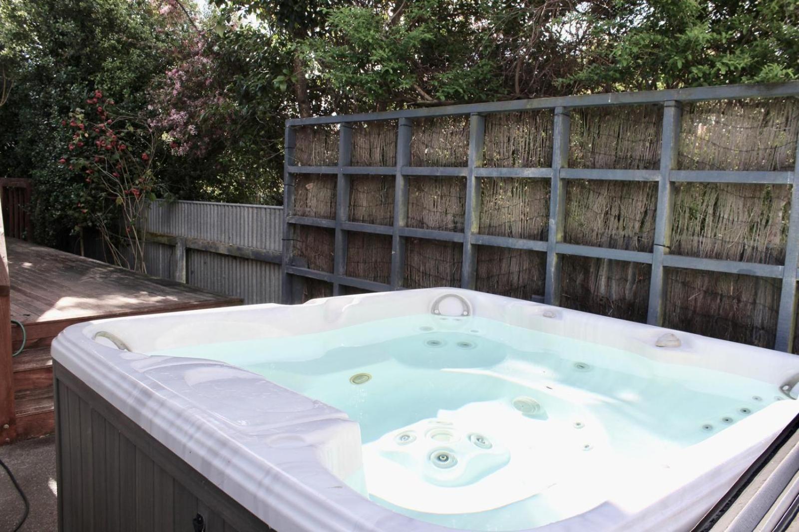 5-Min Walk To Village - Havelock North Holiday Home With Spa Pool Ngoại thất bức ảnh